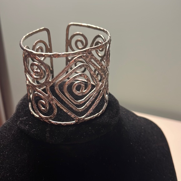 None Jewelry - Br24. Silver colored cuff bracelet.